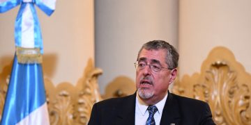 Presidente Arévalo durante firma de modernización portuaria. / Foto: Byron de la Cruz.