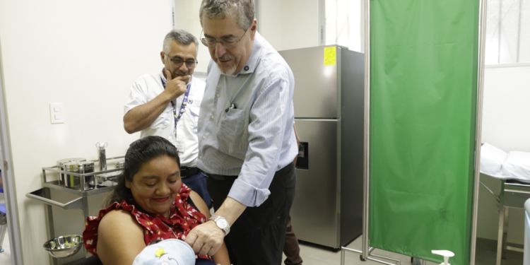 Presidente Arévalo en el nuevo centro de Salud de Tzalay, San Pedro Necta, Huehuetenango. / Foto: Dickéns Zamora.