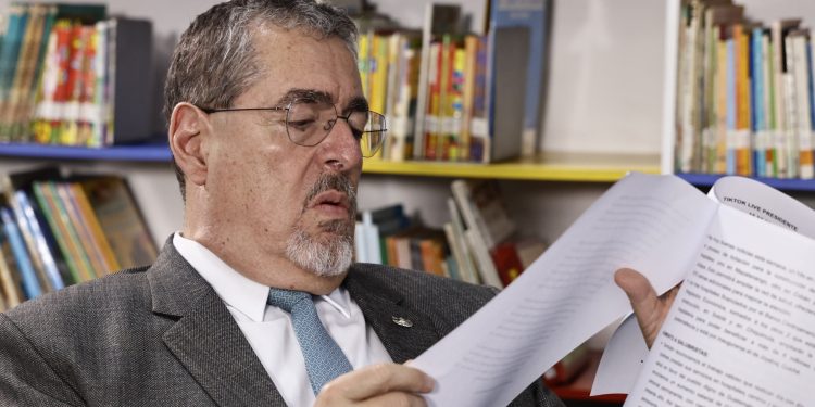 Presidente Arévalo invita a participar en “fiesta de las letras”