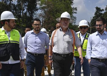 Presidente Arévalo supervisa trabajos en puente de ruta al Pacífico. / Foto: Álvaro Interiano.