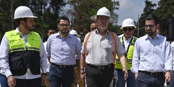 Presidente Arévalo supervisa trabajos en puente de ruta al Pacífico. / Foto: Álvaro Interiano.