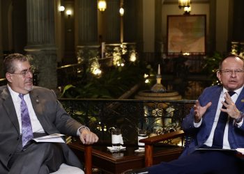 Presidente Arévalo y el ministro de Desarrollo, Abelardo Pinto. / Foto: Daniel Ordóñez.