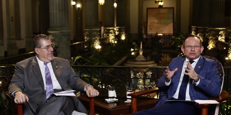 Presidente Arévalo y el ministro de Desarrollo, Abelardo Pinto. / Foto: Daniel Ordóñez.