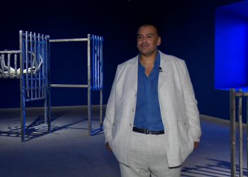 Naufus Ramírez-Figueroa, junto a parte de su obra "Cuna y arrullo", en el Museo Reina Sofía de Madrid.