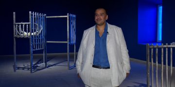 Naufus Ramírez-Figueroa, junto a parte de su obra "Cuna y arrullo", en el Museo Reina Sofía de Madrid.