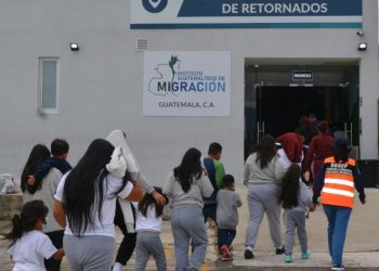 Al imponer millonaria multa, el gobierno de EE. UU. busca persuadir a los migrantes a autodeportarse.