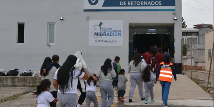 Al imponer millonaria multa, el gobierno de EE. UU. busca persuadir a los migrantes a autodeportarse.