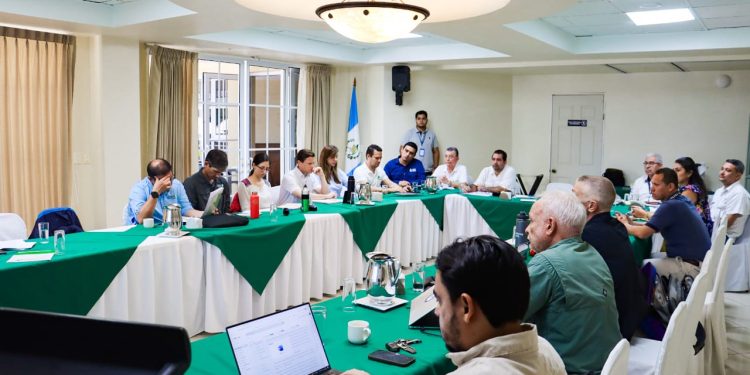 Actores clave se reúnen para planificar conservación y turismo responsable en Petén