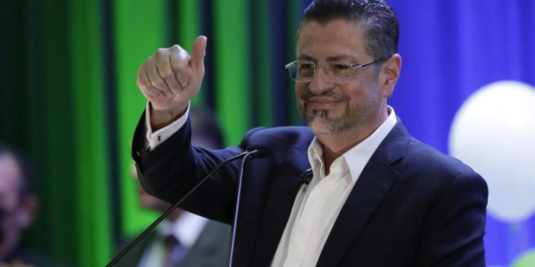 Presidente de Costa Rica se disculpa con el presidente Arévalo