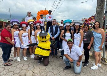 Salubristas de Chiquimula utilizaron disfraces para invitar a la población a participar en la Semana de Vacunación en las Américas.
