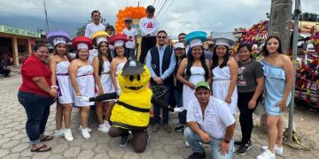 Salubristas de Chiquimula utilizaron disfraces para invitar a la población a participar en la Semana de Vacunación en las Américas.