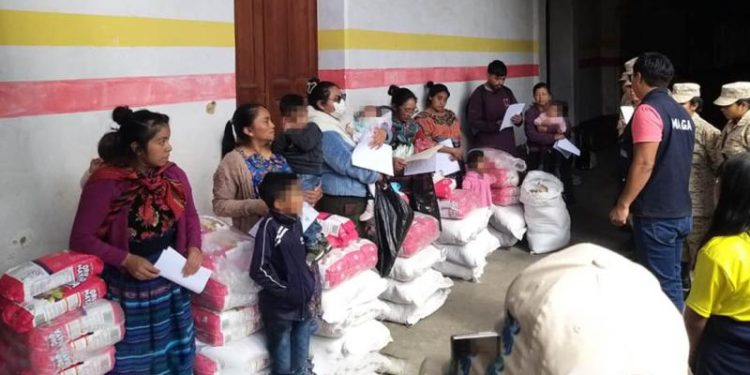 Vecinos de Totonicapán aprenden a preparar menús utilizando la asistencia alimentaria del MAGA. / Foto: MAGA.