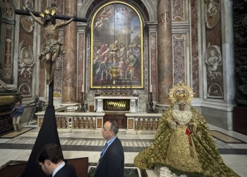 Virgen de la Esperanza y Cristo de la Expiración, en la Basílica de San Pedro. / Foto: EFE.