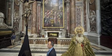 Virgen de la Esperanza y Cristo de la Expiración, en la Basílica de San Pedro. / Foto: EFE.