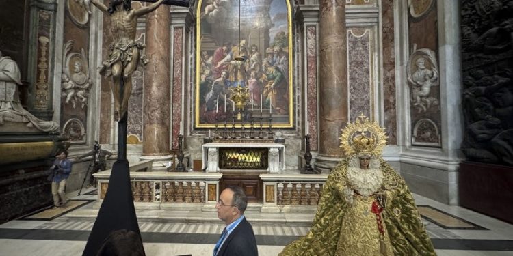 Virgen de la Esperanza y Cristo de la Expiración, en la Basílica de San Pedro. / Foto: EFE.