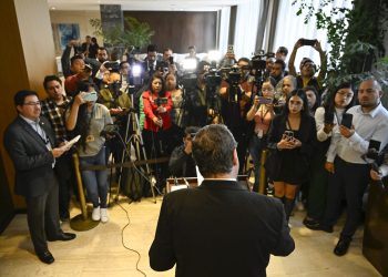 Presidente Arévalo brindando conferencia de prensa. / Foto: Byron de la Cruz