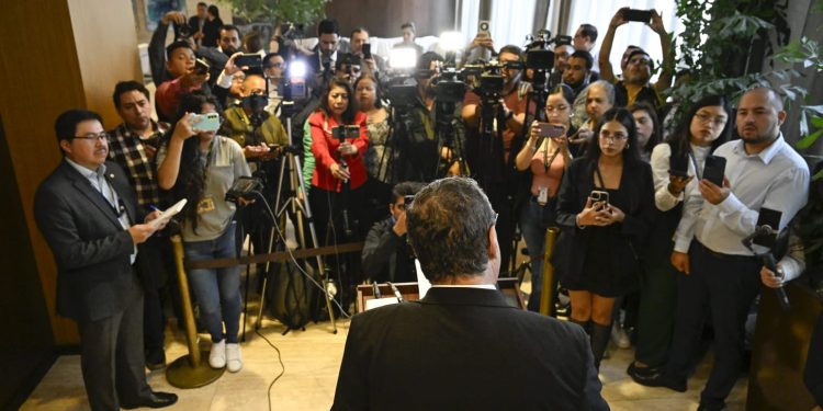 Presidente Arévalo brindando conferencia de prensa. / Foto: Byron de la Cruz