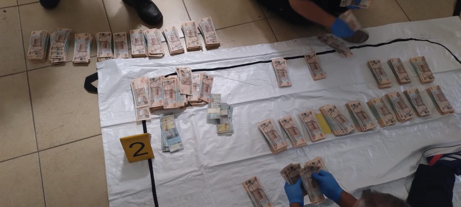 Decomisan suma de dinero en efectivo durante operativo contra las extorsiones. / Foto: PNC.