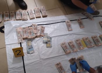 Decomisan suma de dinero en efectivo durante operativo contra las extorsiones. / Foto: PNC.