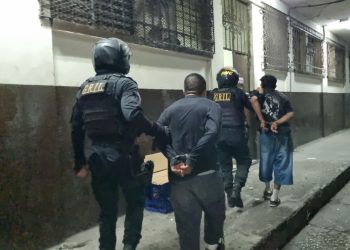 Ambos sujetos portaban una pistola de forma ilegal y tenían consigo una bolsa con marihuana. / Foto: PNC