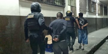 Ambos sujetos portaban una pistola de forma ilegal y tenían consigo una bolsa con marihuana. / Foto: PNC