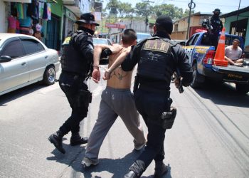 La PNC, a través de la Comisaría 14, ejecutó una operación que resultó en la detención de dos presuntos sicarios de la pandilla Barrio 18