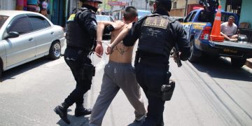 La PNC, a través de la Comisaría 14, ejecutó una operación que resultó en la detención de dos presuntos sicarios de la pandilla Barrio 18