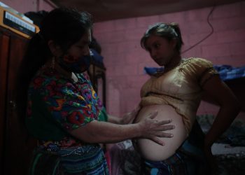 La comadrona Luisa Concobá atiende a una paciente durante el estado de gestación. / Foto: Noé Pérez