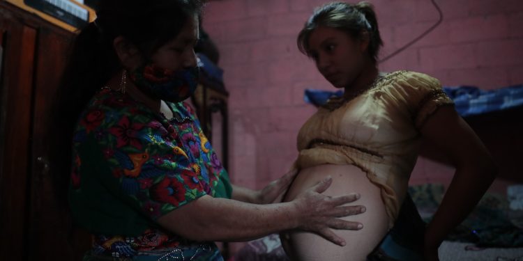 La comadrona Luisa Concobá atiende a una paciente durante el estado de gestación. / Foto: Noé Pérez