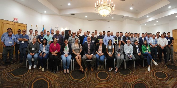 La inauguración del taller contó con la participación de actores clave en la sanidad vegetal de la región. / Foto: MAGA