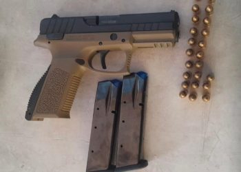 Arma con reporte de robo llevada a centro educativo. / Foto: PNC