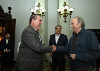 Presidente Arévalo junto a ambos escritores. / Foto: Byron de la Cruz.