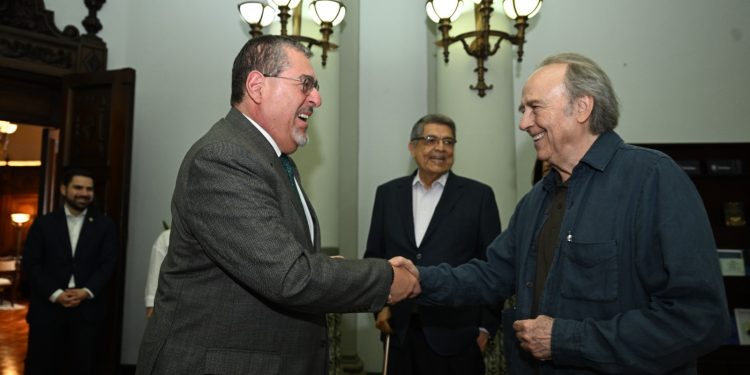 Presidente Arévalo junto a ambos escritores. / Foto: Byron de la Cruz.