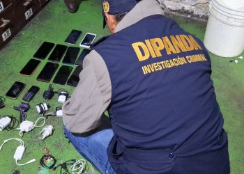 Cada número telefónico y memoria incautada será revisada minuciosamente por los peritos. / Foto: PNC