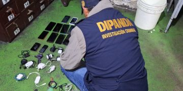 Cada número telefónico y memoria incautada será revisada minuciosamente por los peritos. / Foto: PNC