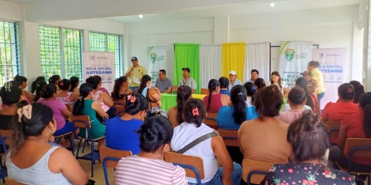 52 mujeres son beneficiadas con el Programa de Beca Social Artesano en Nuevo San Carlos, Retalhuleu