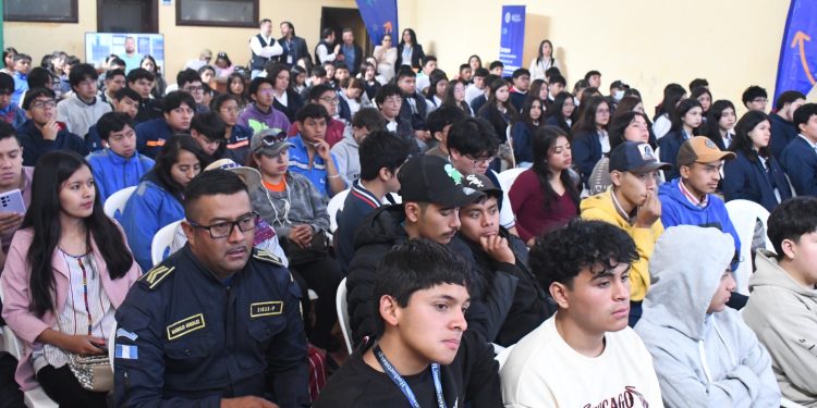 Becas por Nuestro Futuro: Brindan asesoría personalizada a jóvenes huehuetecos