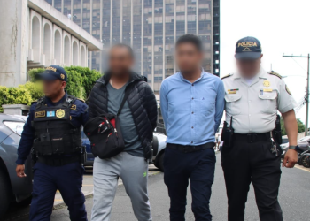 Dos presuntos asaltantes capturados en zona 9. / Foto: PNC.