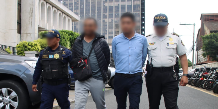 Dos presuntos asaltantes capturados en zona 9. / Foto: PNC.