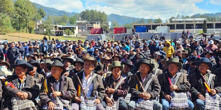 Entregan adoquines y fertilizantes en comunidades de Sololá