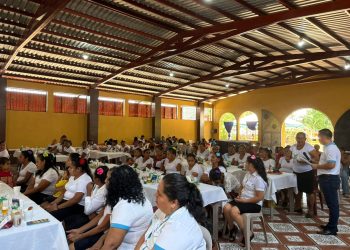 Clausuran Programa Beca Social Artesano y brindan apoyo económico a mujeres en San Juan Tecuaco