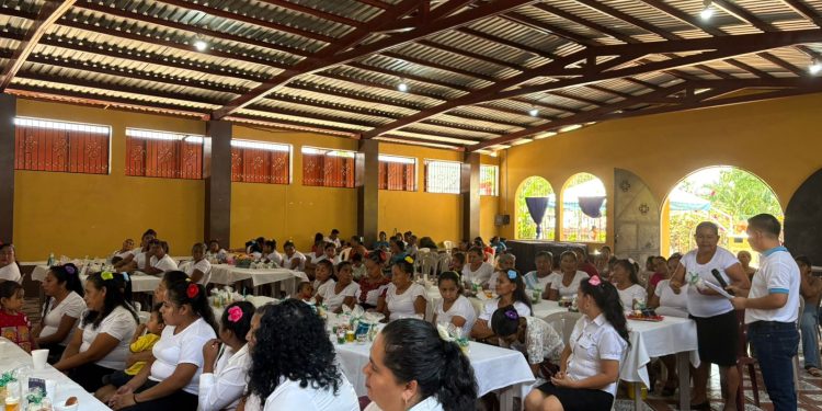 Clausuran Programa Beca Social Artesano y brindan apoyo económico a mujeres en San Juan Tecuaco