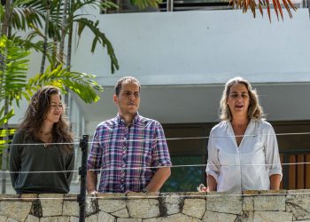 Fotografía de archivo del 1 de agosto de 2024 de los opositores venezolanos Claudia Macero (i), Pedro Uchurrurtu (c) y Magalli Meda, asilados en la Embajada de Argentina en Caracas (Venezuela). / Foto: EFE.