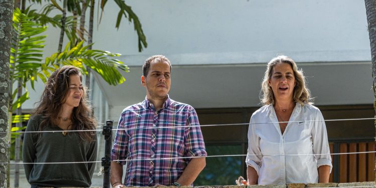 Fotografía de archivo del 1 de agosto de 2024 de los opositores venezolanos Claudia Macero (i), Pedro Uchurrurtu (c) y Magalli Meda, asilados en la Embajada de Argentina en Caracas (Venezuela). / Foto: EFE.