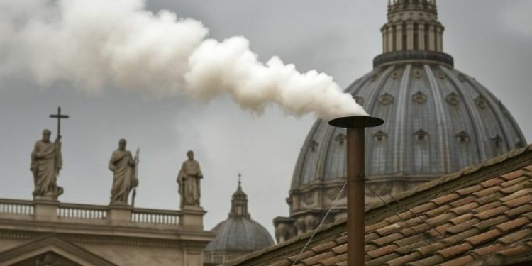 Humo blanco anuncia que hay nuevo Papa.