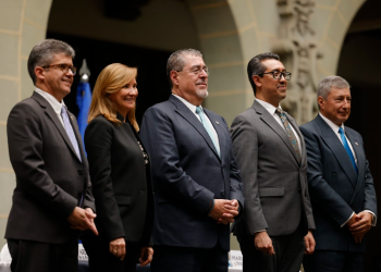 Presidente Arévalo con ministros de su gabinete y autoridades del BCIE. / Foto: Gilber García.