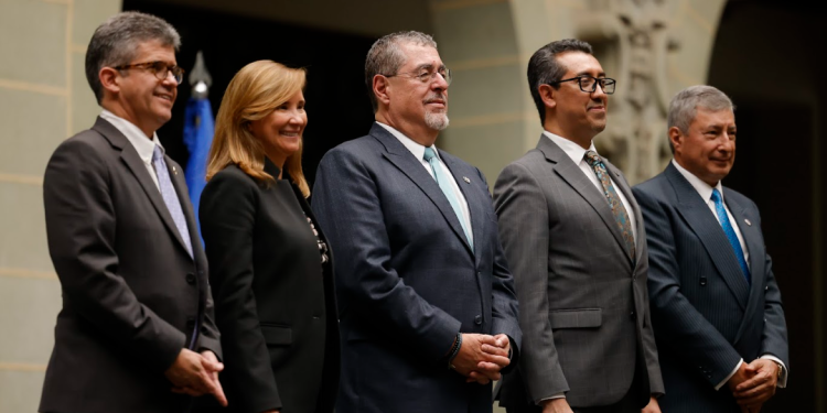 Presidente Arévalo con ministros de su gabinete y autoridades del BCIE. / Foto: Gilber García.