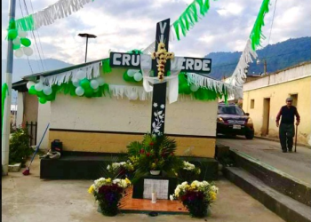 El Día de la Cruz tiene un significado muy particular para quienes trabajan en la construcción. En Guatemala, esta fecha es conocida también como el Día del Albañil. / Foto: Archivo