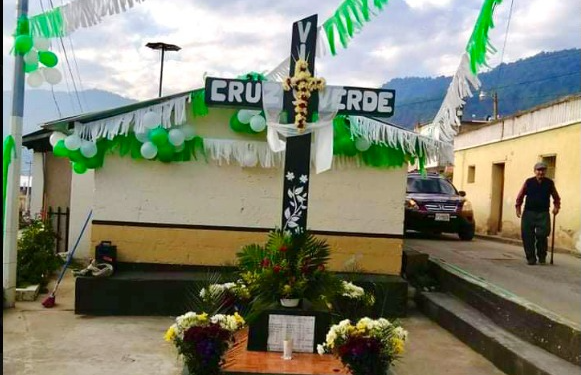 El Día de la Cruz tiene un significado muy particular para quienes trabajan en la construcción. En Guatemala, esta fecha es conocida también como el Día del Albañil. / Foto: Archivo