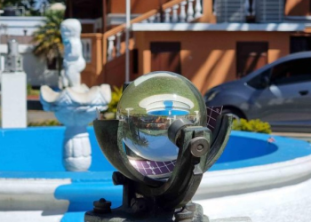 El heliógrafo, cuyo nombre proviene del latín "helio" (sol) y "grafo" (dibujar), sigue dibujando líneas en cartulina para ayudar a la ciencia a entender el comportamiento del astro rey. / Foto: Insivumeh.